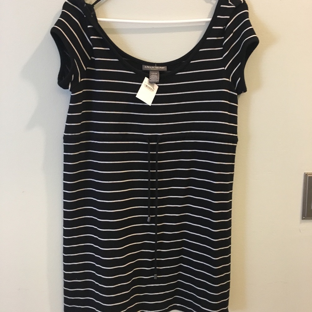 A Pea in the Pod black and white tunic NWT